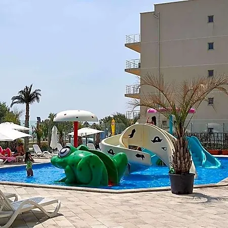 Willow Alessi Pool & Constanta